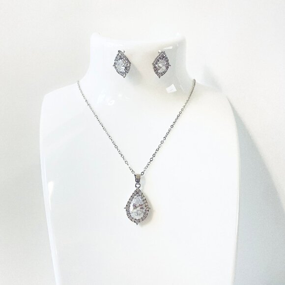 Luxury Necklace and Earrings Set - Picture 4 of 5